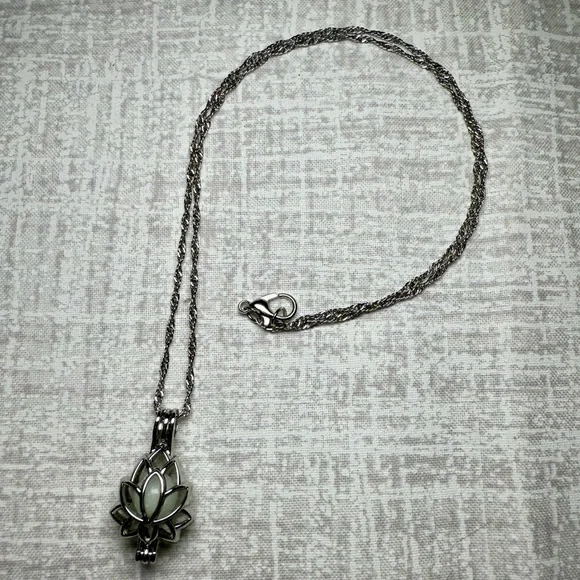 New Glow-in-the-Dark Lotus Pendant Necklace w/Removable Bead - Picture 4 of 4